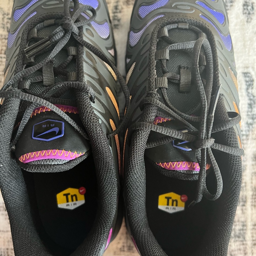Nike Air Max Plus Drift Grade School Boys' "Anthracite/Monarch/Black/Viotech" - Picture 7 of 9